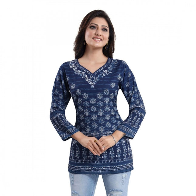 महिलाओं के लिए क्वार्टर स्लीव फॉक्स क्रेप प्रिंटेड शॉर्ट कुर्ती ट्यूनिक टॉप (रंग: नीला)