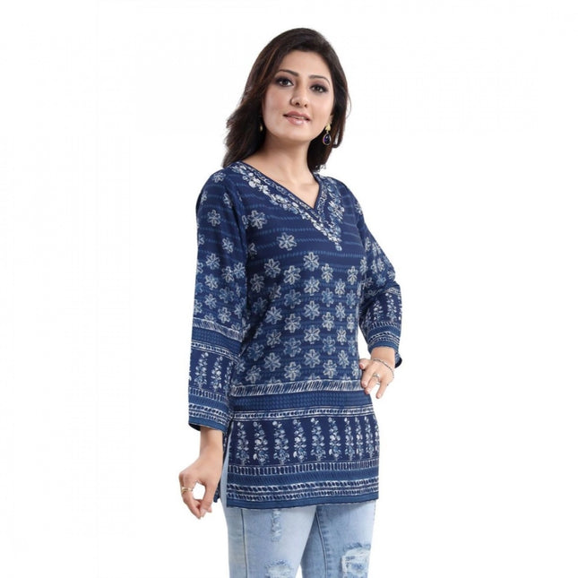 महिलाओं के लिए क्वार्टर स्लीव फॉक्स क्रेप प्रिंटेड शॉर्ट कुर्ती ट्यूनिक टॉप (रंग: नीला)